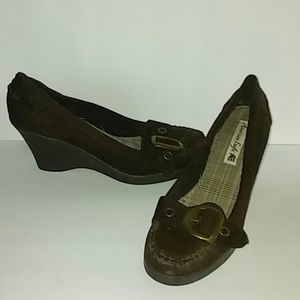 American Eagle Brown Suede Wedges w Buckle